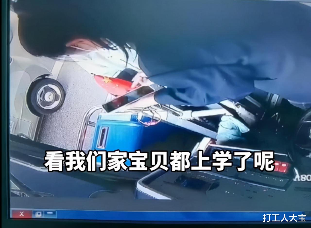 河南一男子捧花向女公交司机表白,女司机:我孩子都上小学了