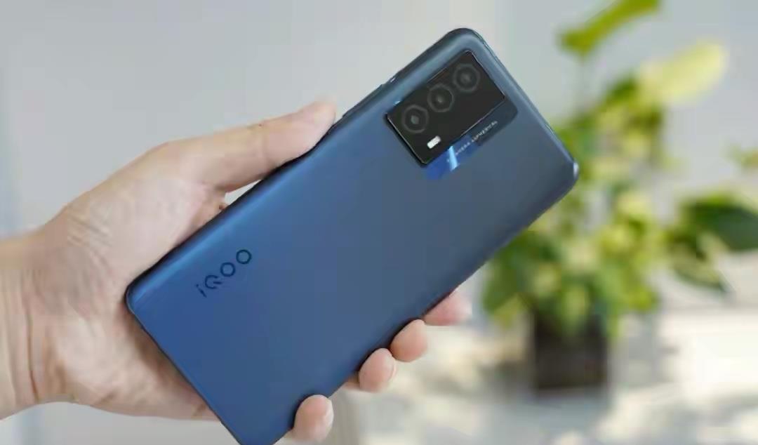 iqoo|跑分第一的中端机，骁龙778G+满血LPDDR5+五千电池，到手价仅1429