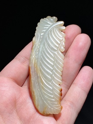 和田玉籽料|清 和田玉籽料留皮 叶形 玉卧人 把件