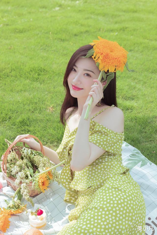 美小凡|景甜不愧是人间富贵花，搭配碎花裙一点也不丑，还美得清新自然