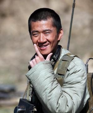 李嘉明|戏骨李嘉明潦倒状况不敢认，露天酒席上菜就往塑料袋里装