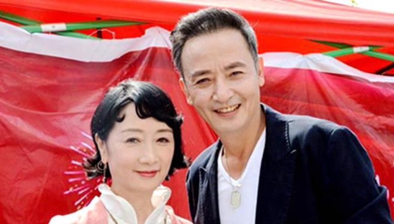 红楼梦|《红楼梦》“香菱”晒与丈夫近照，因戏生情，如今一家人颜值出众