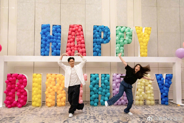 张智霖|张智霖袁咏仪一家送爱马仕为好友庆生，仙靓夫妇生图减龄，夫妻相足