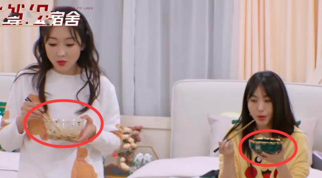 宣璐|吃面时，李菲儿和宣璐的餐具成鲜明对比，“关系户”就是不一样