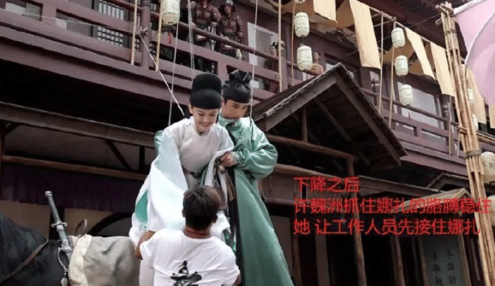 古力娜扎|娜扎骑马戏引来争议，被男主角抓胸，表情十分尴尬