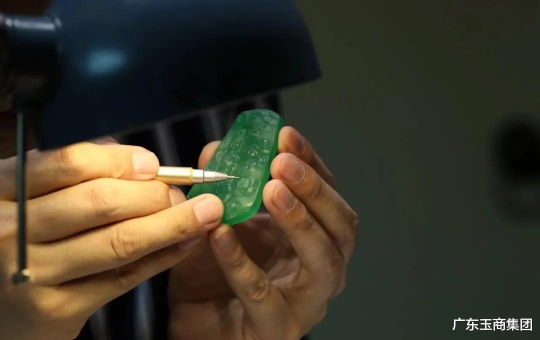 翡翠|五种翡翠私人定制方式，从毛料到成品全都有！