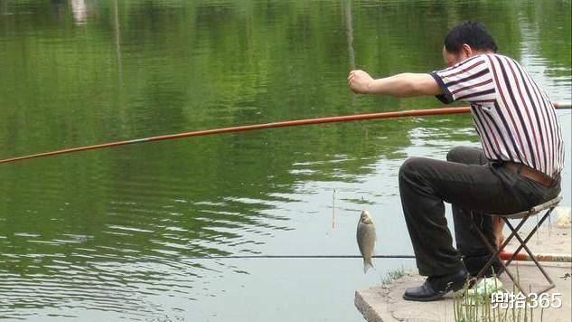 广东省|广东一男子野钓遇稀罕事,钓不到鱼江面上却成群,网友:放生的