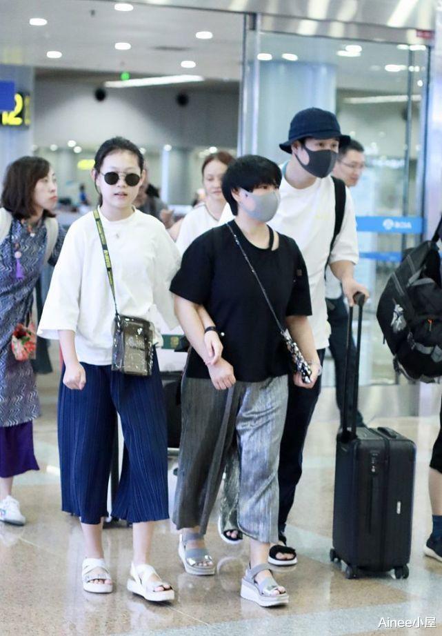 Ainee小屋|小沈阳女儿没长开，“小肉球”身材穿宽松衣服，空荡荡看不出多胖