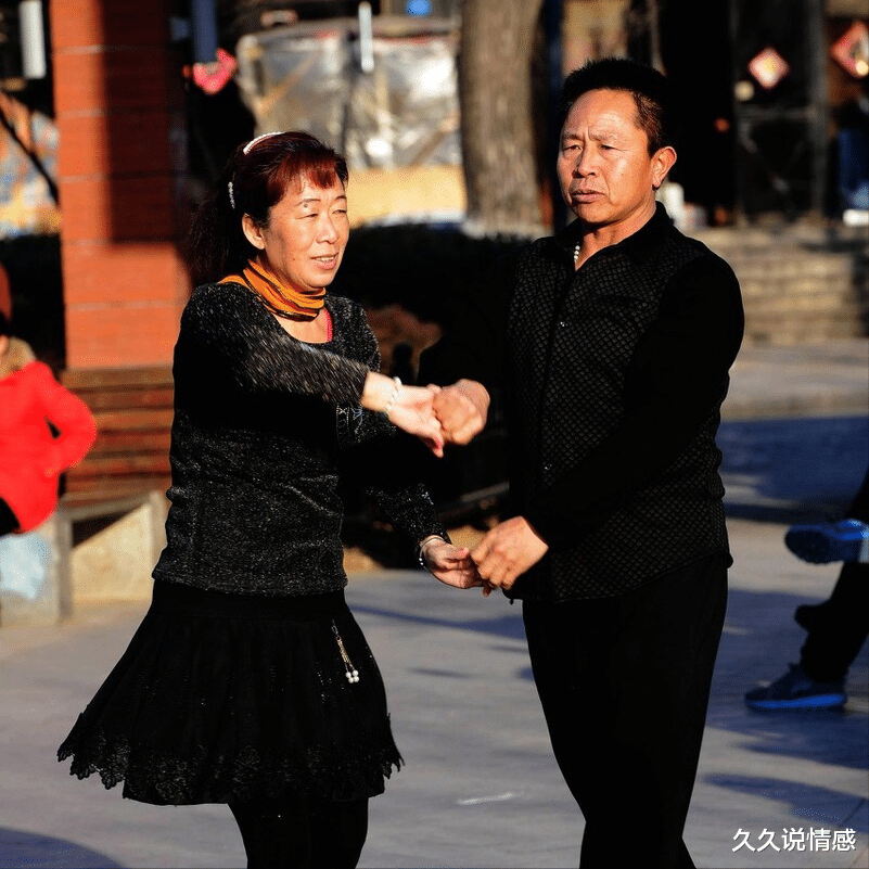 久久说情感|60岁阿姨坦言：跳交谊舞的男人实在太坏，换了4个舞伴，结局一样