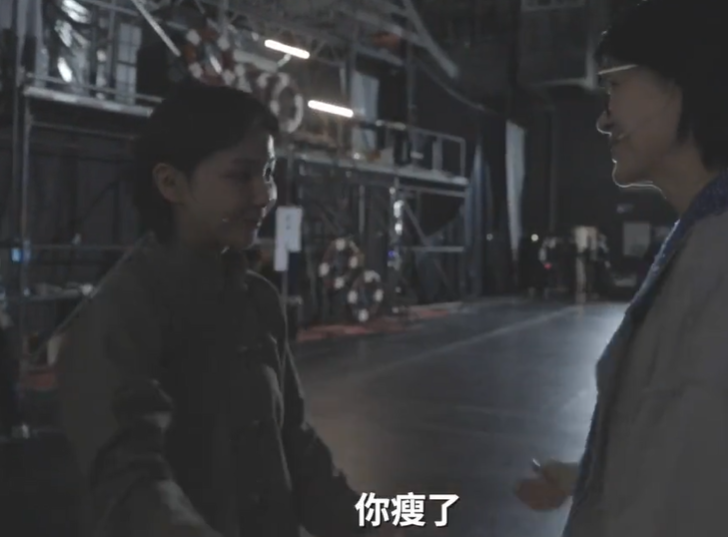 许晴|52岁许晴减肥后瘦太多!穿旗袍秀性感曲线,在后台与小鲜肉打成一片