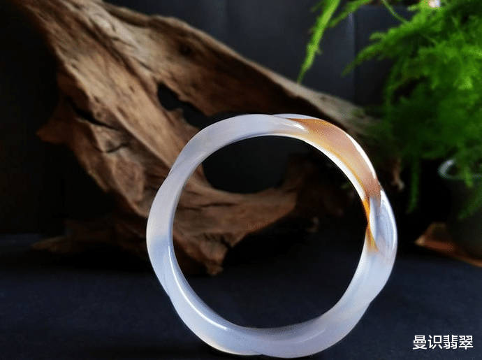 翡翠手镯|每一款翡翠手镯都有自己的风格和优势,大家更倾心于哪种手镯呢?