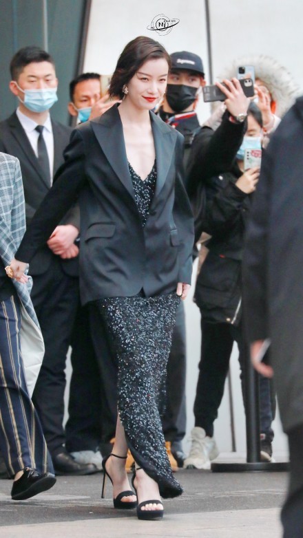 蒋欣|群星红毯无修图：蒋欣壮得像怀孕，倪妮王鸥罕见性感，杨紫妆太浓