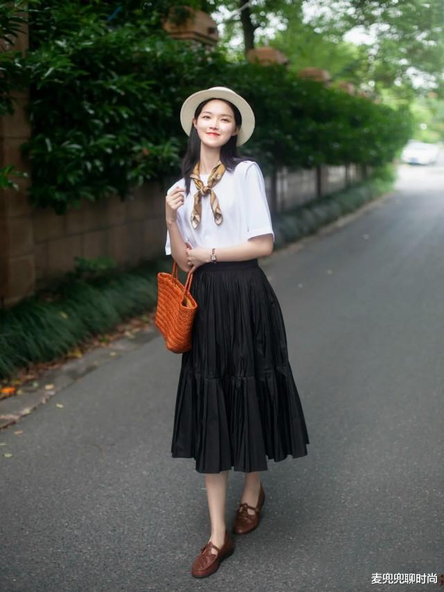 麦兜兜聊时尚|中年女人最爱的黑白配,再加入一点“亮色”,就会高级得令人神往