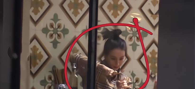 欧阳娜娜|迪丽热巴深夜逛街被狗仔跟拍！店里卖萌照片，小动作被全程录下