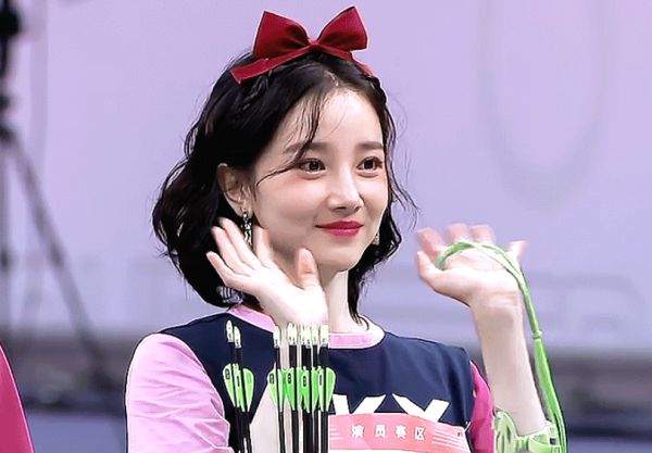 陈小纭|看惯了陈小纭的淡妆，当她录节目露出素颜时，鼻子成功抢镜！