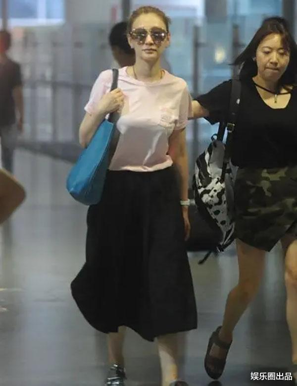 李小冉|李小冉穿短袖走机场，被指形象变化太大，网友：以为是应采儿