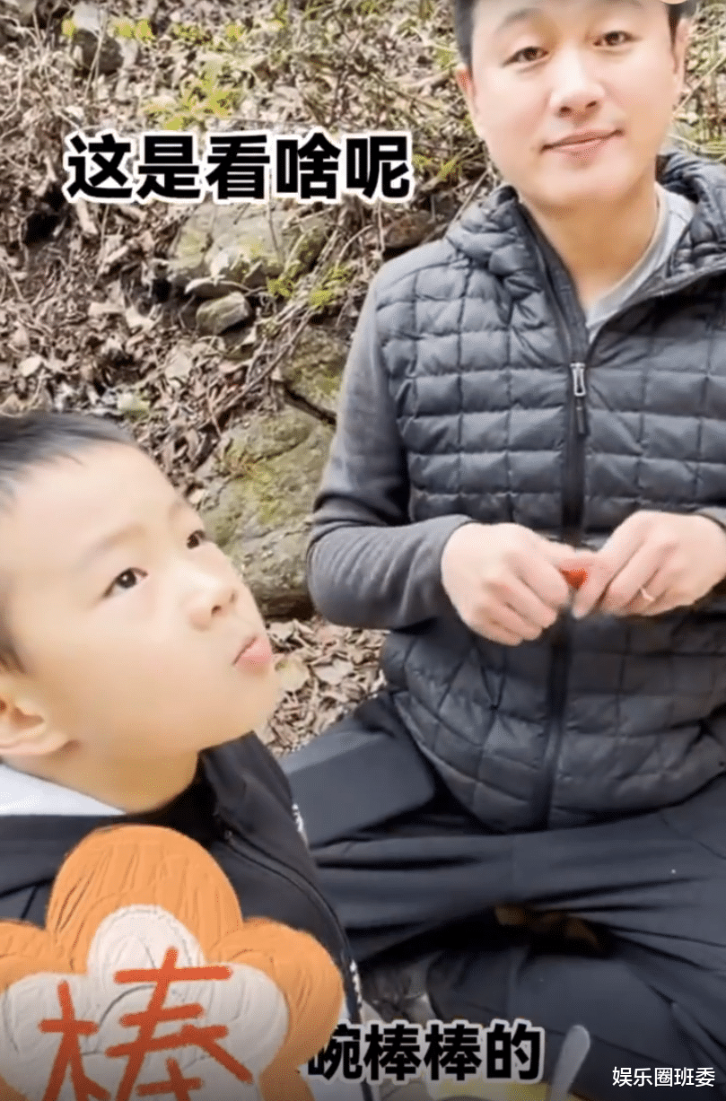 关悦|关悦佟大为一家五口爬山，小儿子全程站C位，二女儿默默跪地吃饭，曾被曝是养女