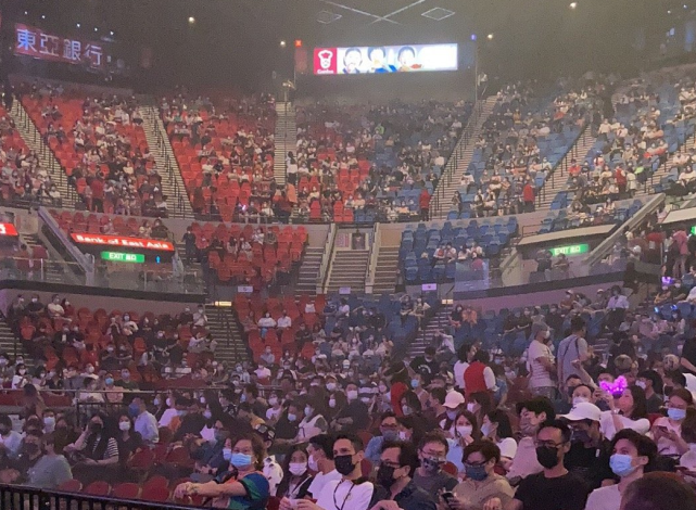 莫文蔚|穿辱华品牌公开道歉后，莫文蔚若无其事继续开演唱会，现场座位空了一半