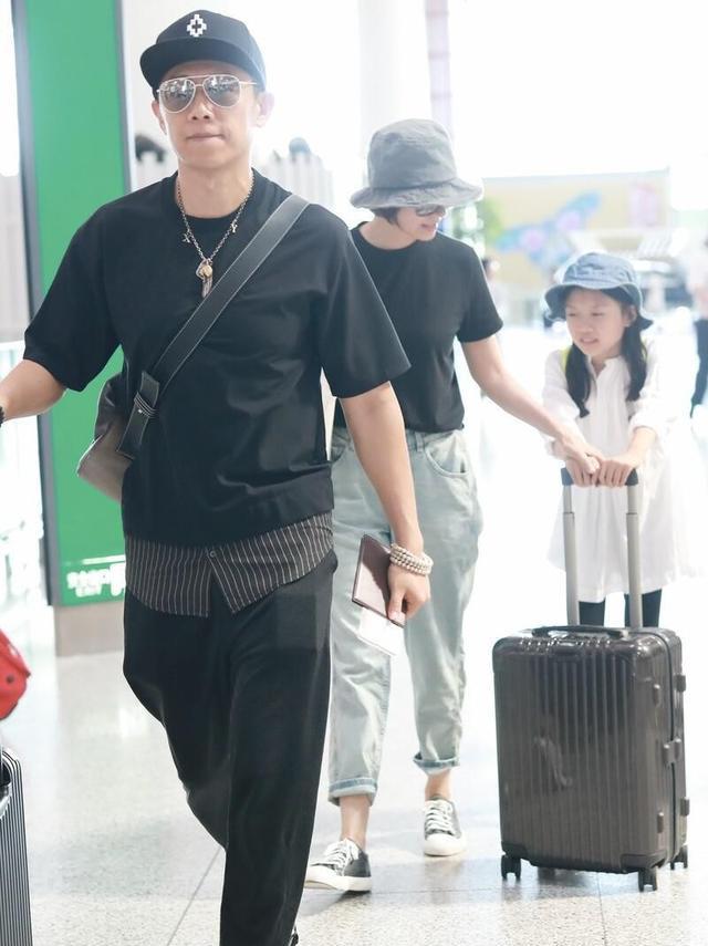 懒美人时尚|生活中的袁泉很低调,和女儿都是穿地摊货,走在机场完全认不出