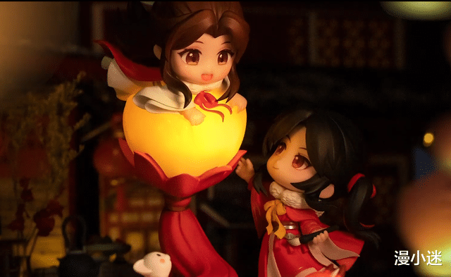 天官賜福|《天官賜?！烦鲂麓嚎頠版手辦，身穿紅色披風，二人互動好溫馨