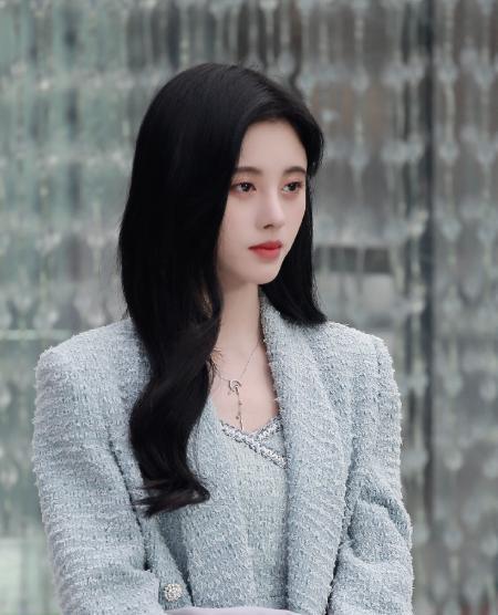 鞠婧祎|鞠婧祎穿婚纱美出新高度，却因美甲引热议，这是对新娘最大的尊重