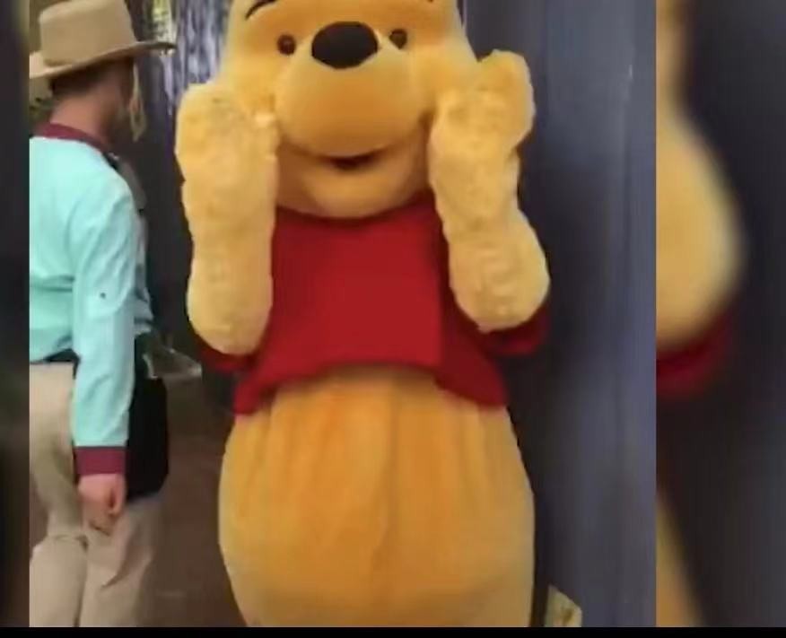 社会热点传播正能量 上海迪士尼一员工扮演维尼熊遭到孩子暴打,事后家长态度强硬,目前事件僵持不下