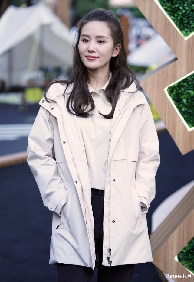 穿衣搭配|刘诗诗穿衣挺普通的,工装风衣配POLO衫都挺复古,但气质好优雅