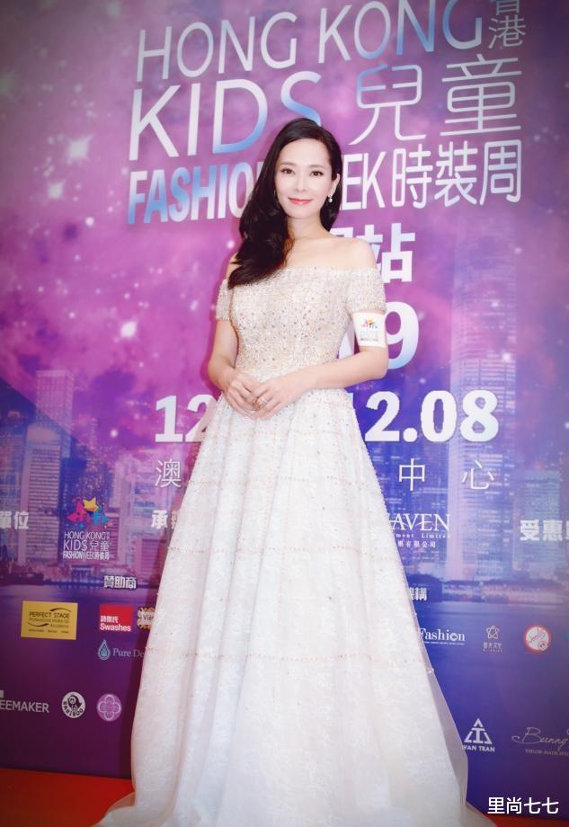 里尚七七|41岁郭羡妮罕见晒照，素颜皮肤超嫩像二十，女儿五官随她太优越