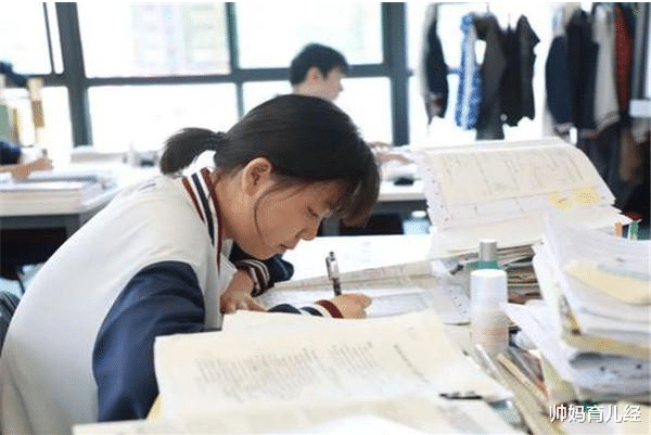 高中女生|这2种高中女生，不太吸引异性关注，但在高考时往往会大放异彩