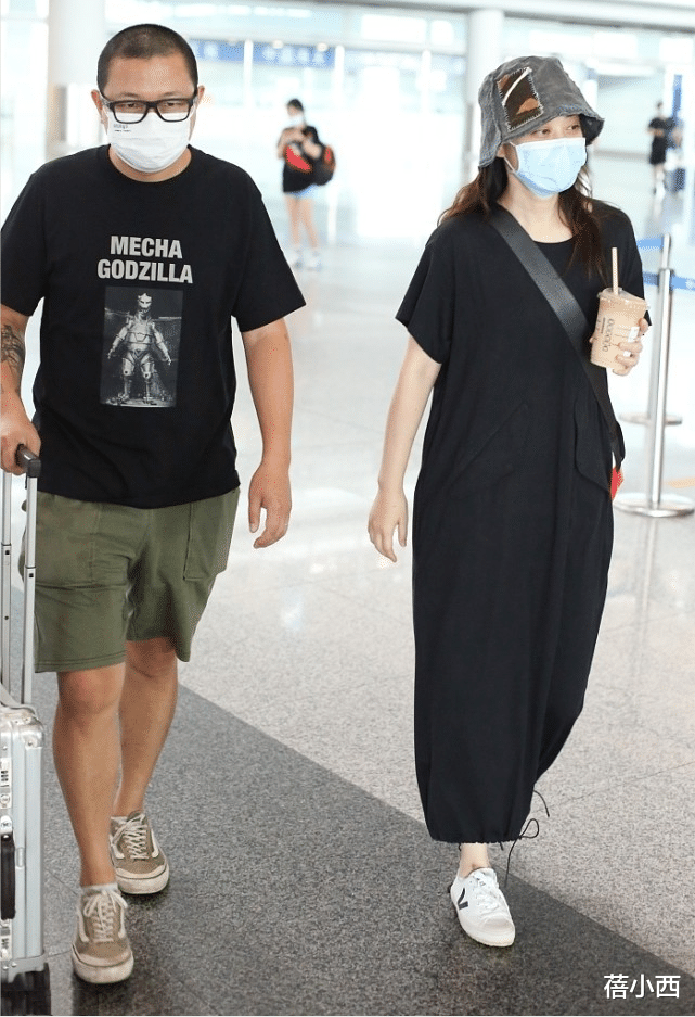 蓓小西|梅婷与老公走机场,穿宽松黑裙子配渔夫帽,简约低调却蛮有高级感