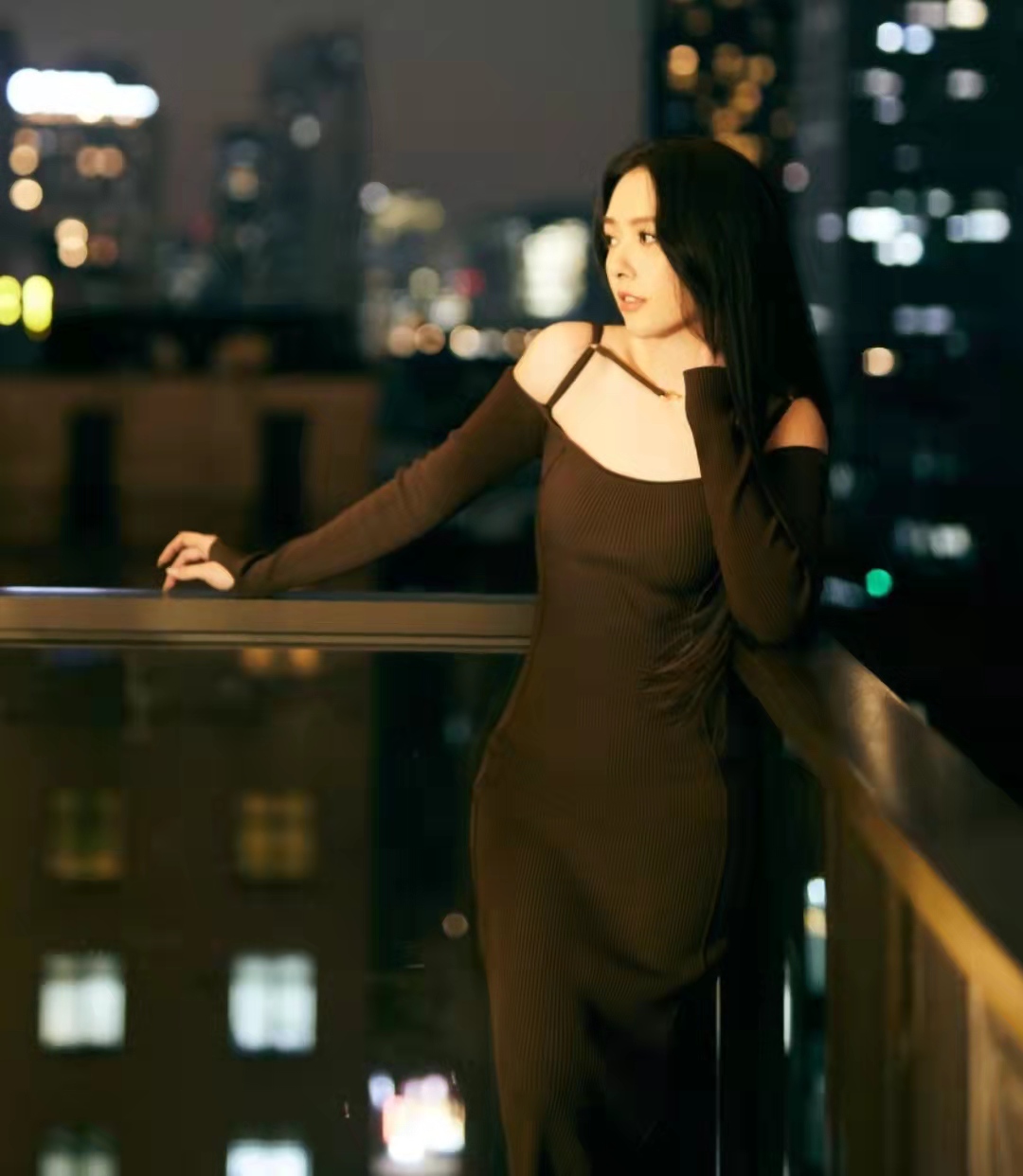 郭碧婷|郭碧婷深夜高调秀性感，阳台上拍照姿势妩媚，小腹隆起疑似怀二胎