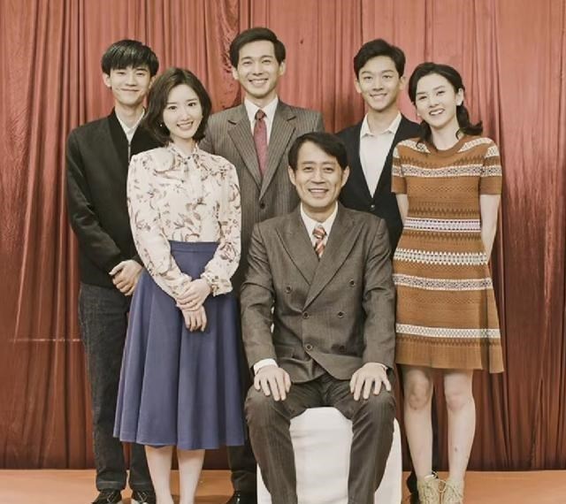 乔家的儿女|《乔家的儿女》全家福曝光，三丽和大嫂笑容甜美，四美当了妈