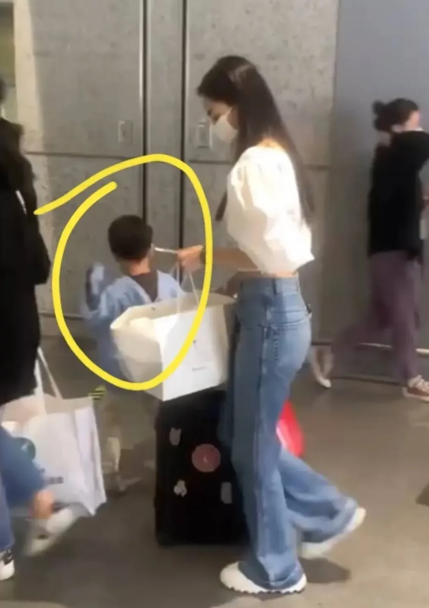 小海绵|baby带4岁儿子小海绵赶飞机，小海绵自己拖着行李箱跟在妈妈后面