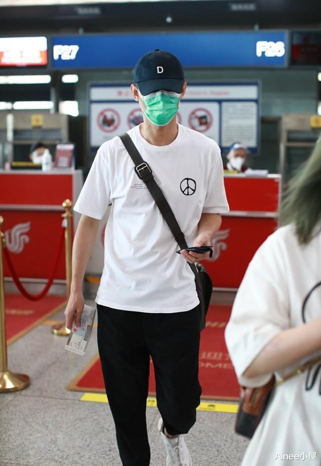 Ainee小屋|王凯的型男气质抹不掉，白色T恤配束脚裤穿，身材真是没啥挑剔的