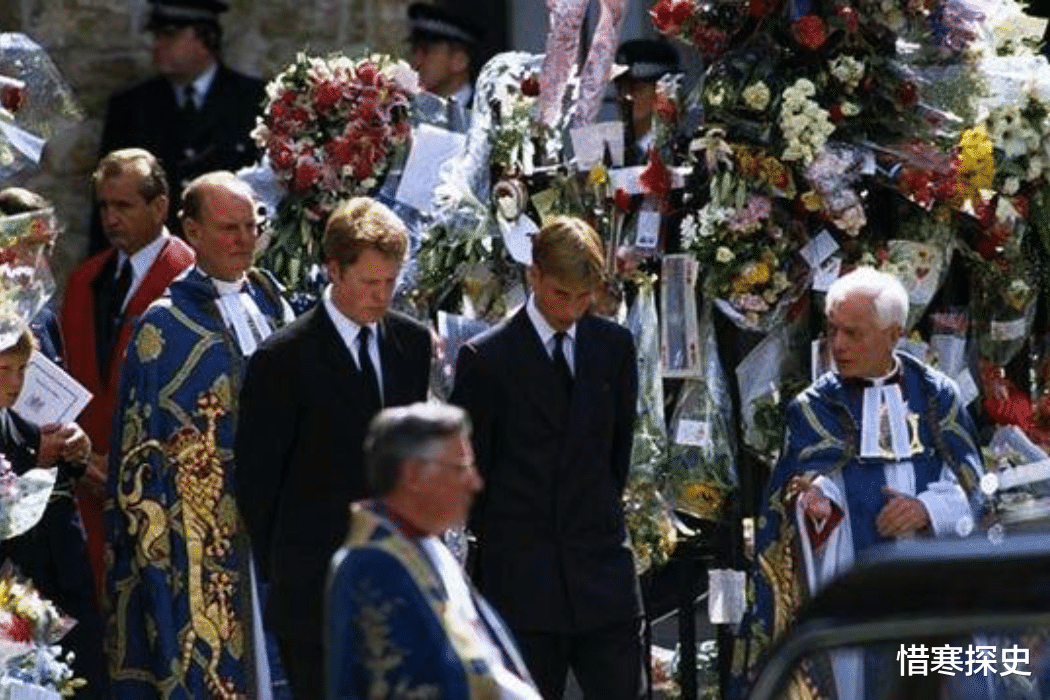 威廉王子|直击戴安娜王妃葬礼现场：16岁的威廉王子眼露仇恨，女王面带微笑