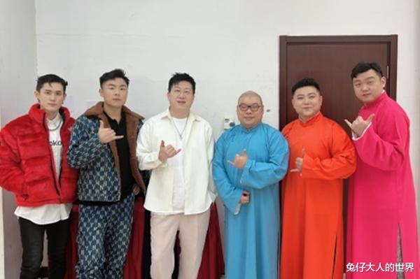 张鹤伦|张鹤伦晒后台合影照，六队三对搭档登上相声春晚，真给小白长脸