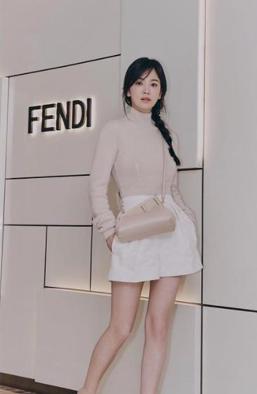 宋慧乔|宋慧乔拍完《现在分手中》更嫩了！挥别张基龙变身清纯麻花辫妹