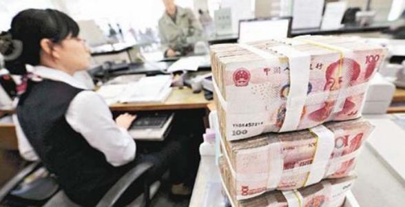 利息 银行出现破产!老人银行门口扎堆排队,不要利息也要来“取款”?