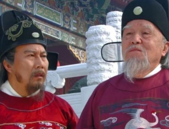 奶豆说育儿|太子朱标落水，众人跳水救人，朱元璋看到侍卫们衣服靴子后：斩了