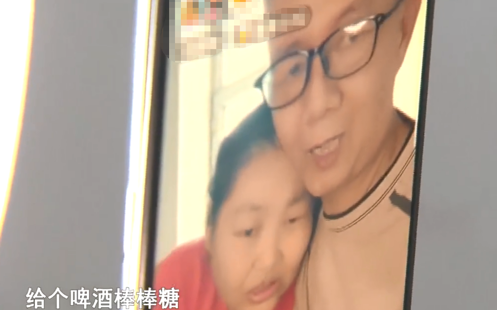 培大大看众生 47岁妻子只有5岁智商，64岁丈夫照顾27年，开直播赚钱却饱受非议