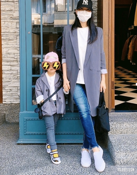 锦鲤妈咪|伊能静女儿穿“红配绿”出镜，变身小公主，有个会搭配的妈妈真好