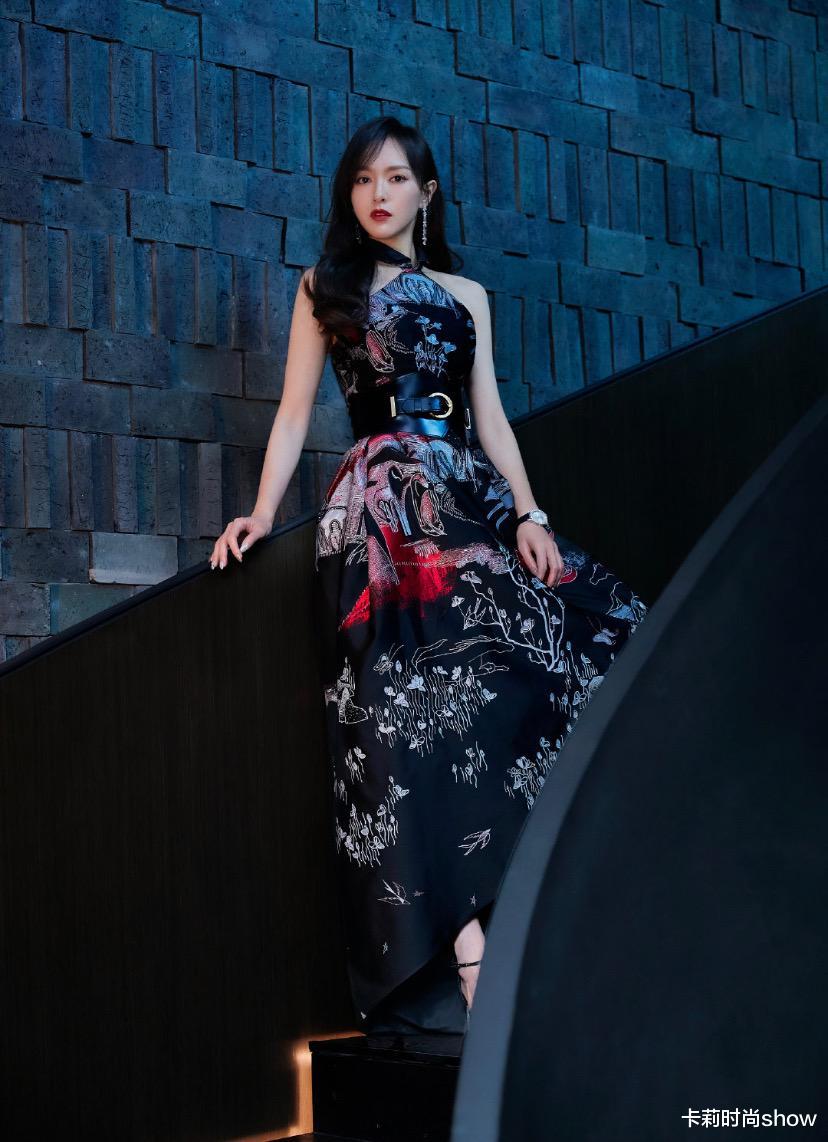 卡莉时尚show|挂脖裙是真的气质，唐嫣穿黑色太惹眼，配上大红唇有女王气场