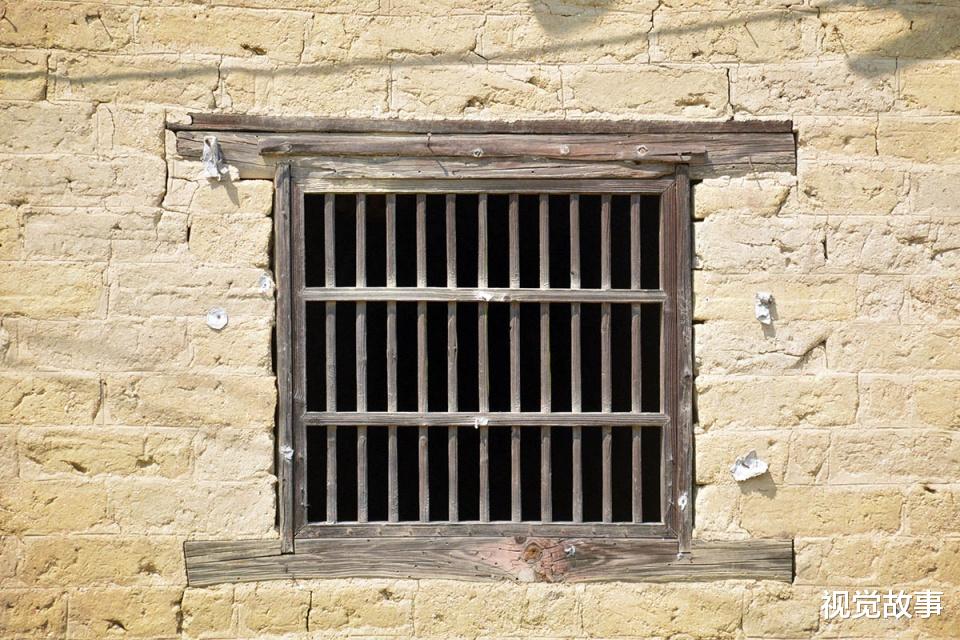 女孩 68岁奶奶终身不嫁，常年独居瓦屋，看生活成啥样