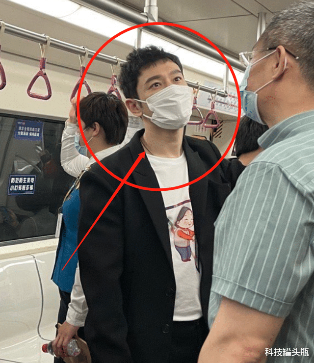 黃曉明坐地鐵被拍，路人鏡頭下不開美顏，43歲皮膚看愣眾人-圖5