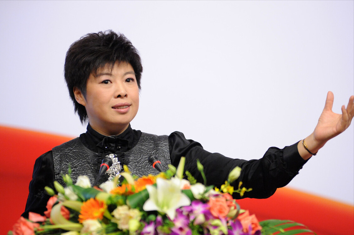 央视|曾是央视“顶梁柱”，因耍大牌被赶下舞台，今54岁活成买菜大妈