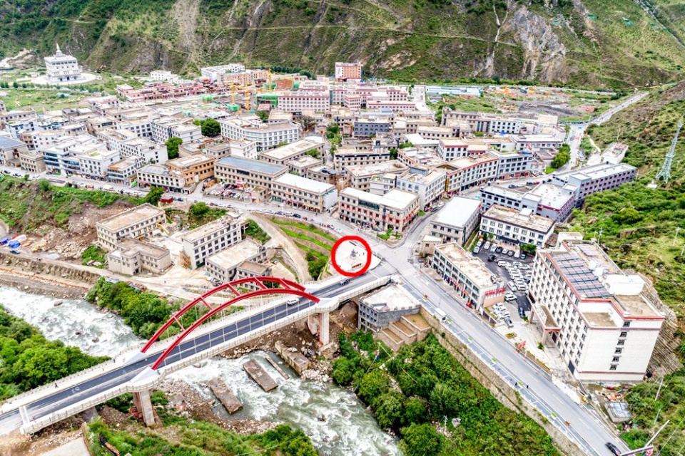 瑞视觉 稻城亚丁香格里拉镇:大象猴子山兔鹧鸪鸟组成铜像,吸引游客目光