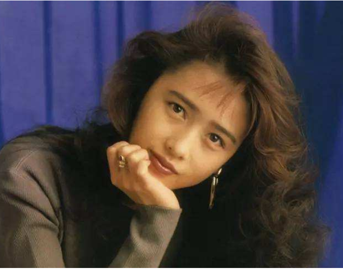 工藤静香|工藤静香\毁容式\变老？看到她年轻照片才懂，什么是神仙颜值