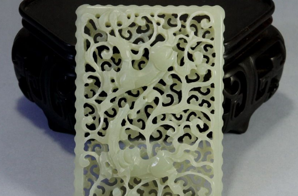 雕刻|玉牌是和田玉中最独立的工艺，雕刻工艺精巧，还融合了书法与绘画