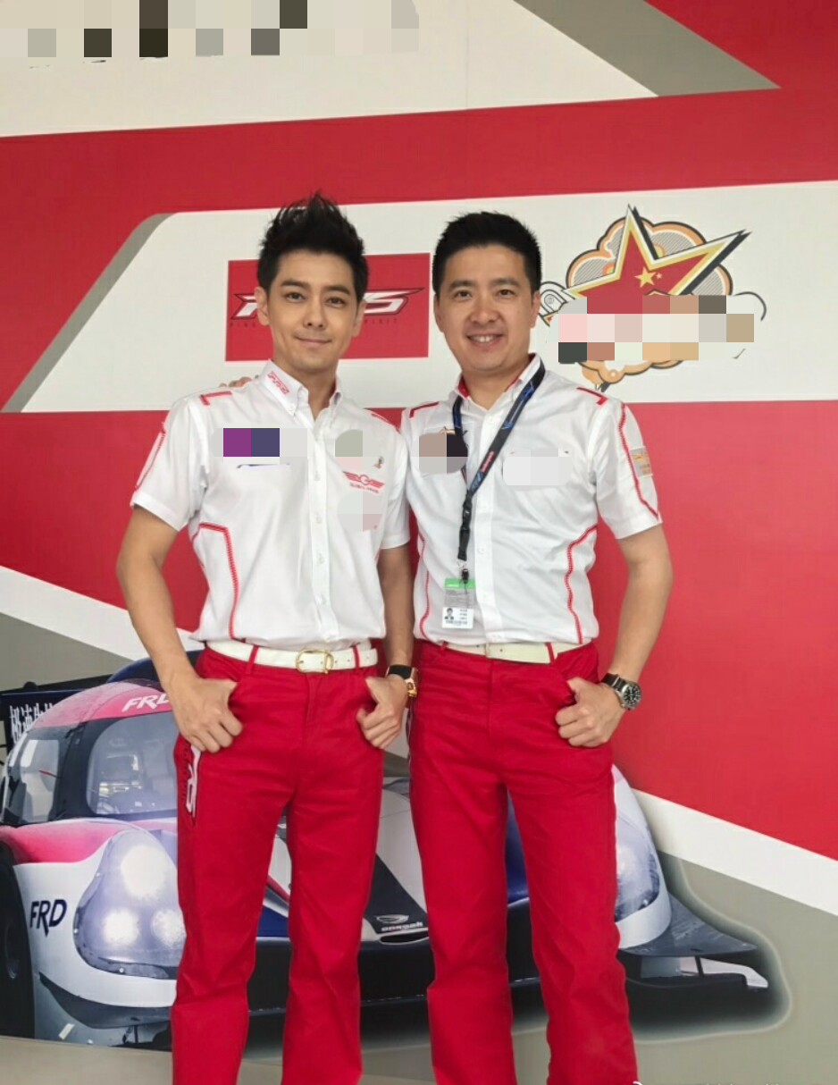 林志颖|林志颖携弟弟参加年会，合唱18岁时成名曲，小志保养年轻更像弟弟