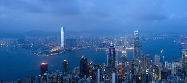 动漫画萌君 拥有香港最高的两栋楼，一年可收租135亿，却无奈早早就中风去世